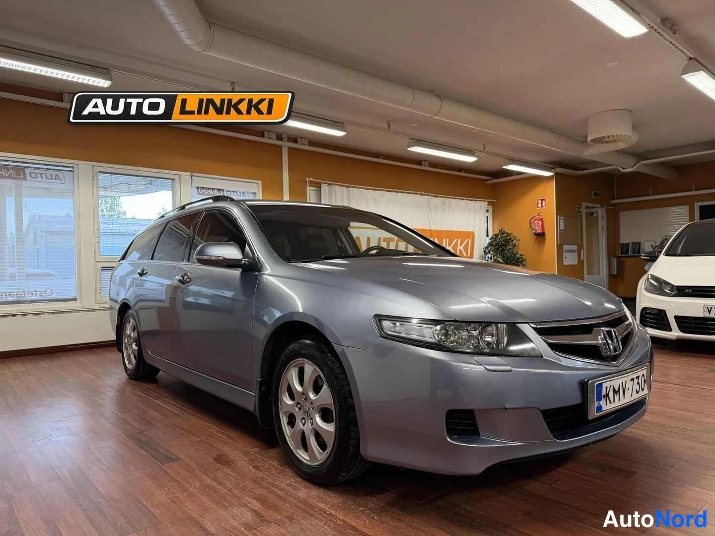 Etuviisto, nokka oikealle: Honda Accord Tourer -farmari kylkipysähdyksessä etuosasta oikealle kuvattuna, hopeanharmaa kori ja rekisterikilpi