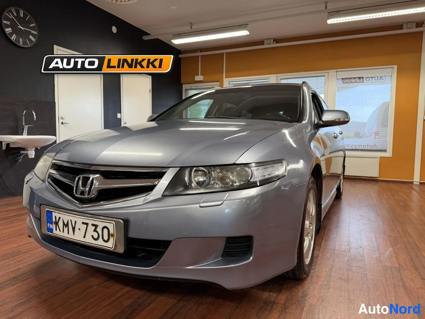 Etuviisto, nokka vasemmalle: Honda Accord Tourer -farmarin keula nokka vasemmalle, etusäleikkö, ajovalot ja rekisterikilpi näkyvissä