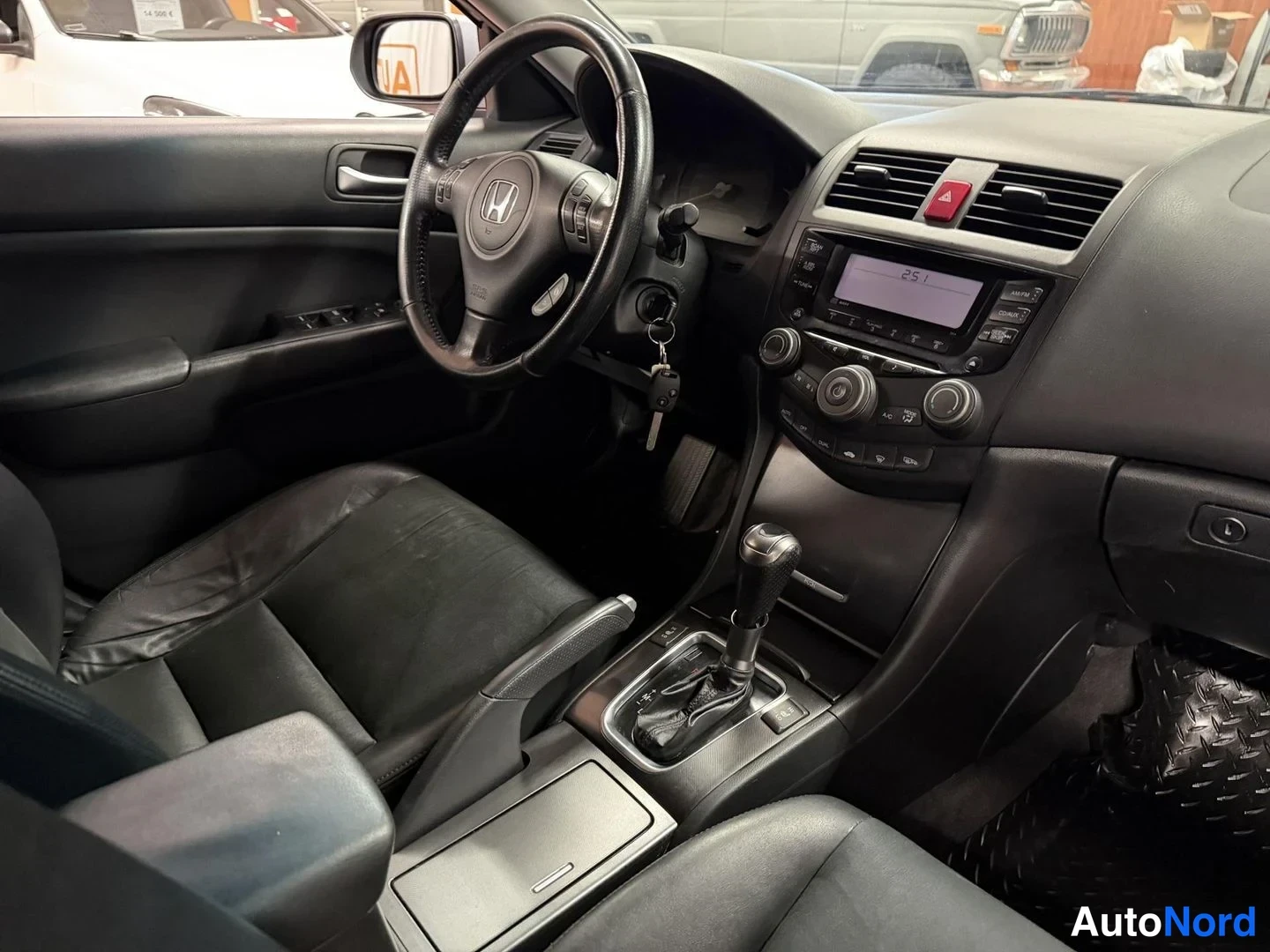 Muu: Ohjaamo mustilla penkeillä: Honda-ohjauspyörä, radio- ja ilmastointilaitteet sekä automaattivaihteen valitsin.