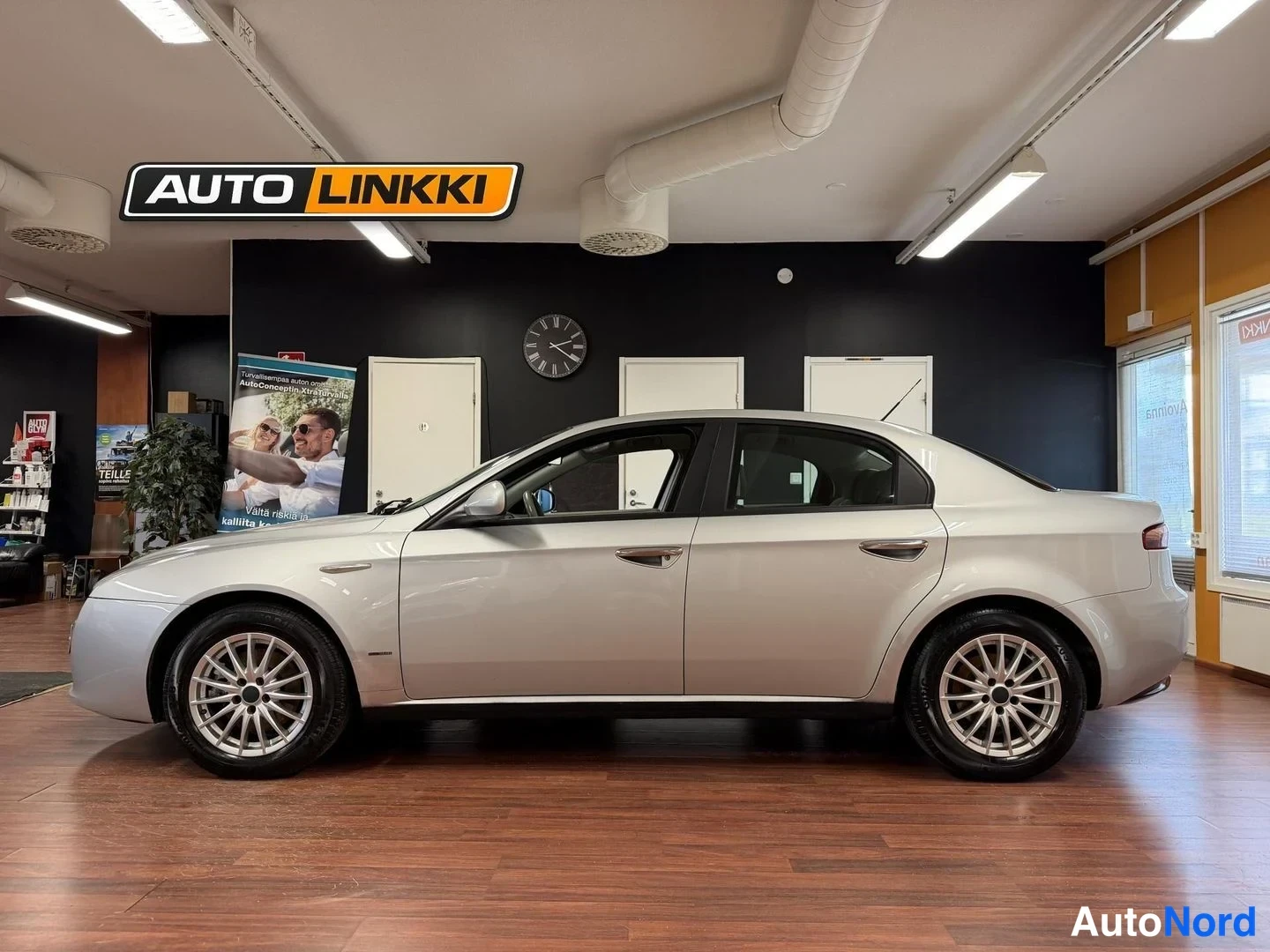 Sivulta: Alfa Romeo 159 -sedan sivuprofiili auton ollessa sisätiloissa.