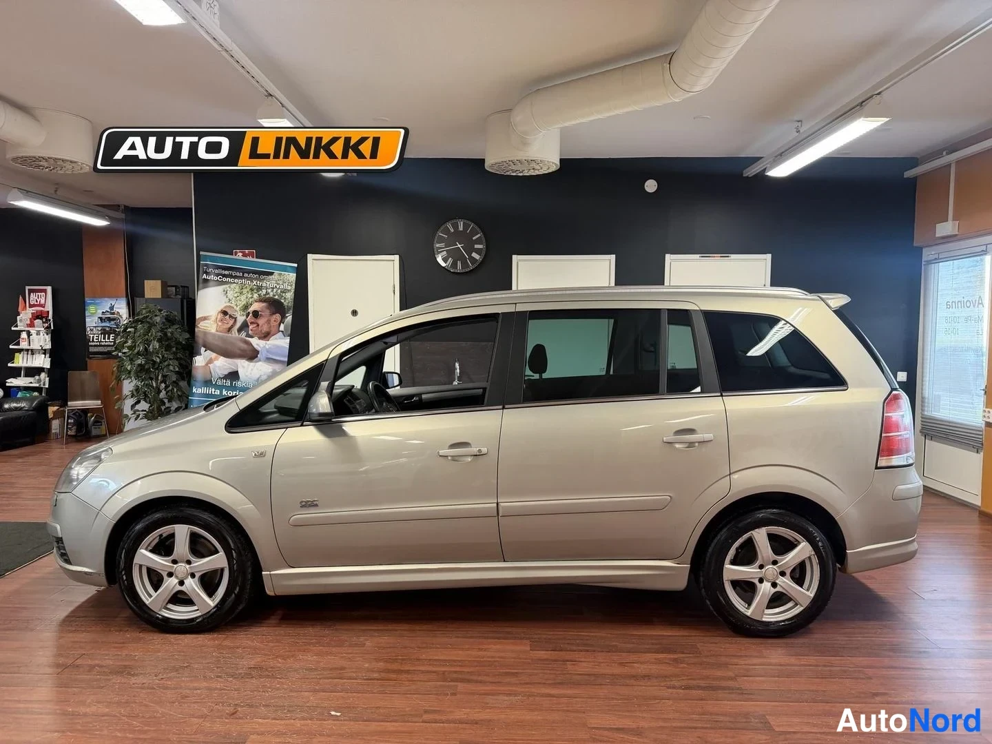 Sivulta: Käytetty Opel Zafira sivuprofiilissa Autolinkin tiloissa, hopea koripinnat ja kolme ovea näkyvissä.