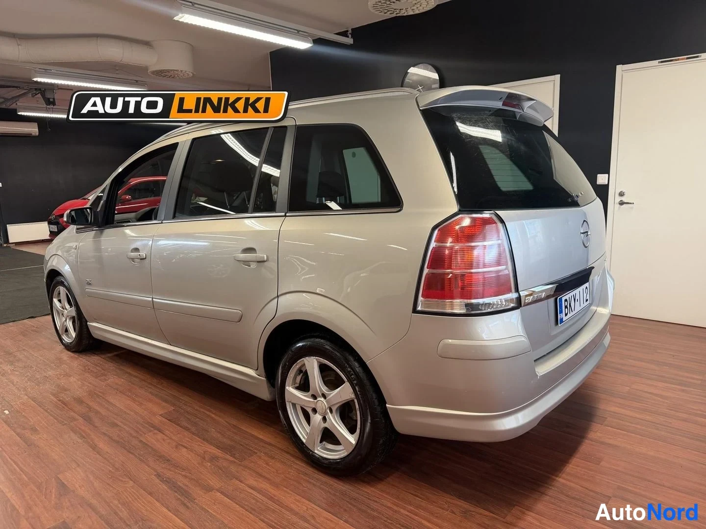 Takaviisto: Käytetty Opel Zafira takaviistosta Autolinkin tiloissa, hopea kori ja rekisterikilpi näkyvissä.