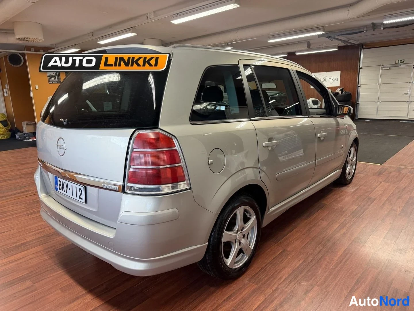 Takaviisto: Käytetty Opel Zafira takaviistosta Autolinkin tiloissa, hopea kori ja takapuskurit näkyvissä.