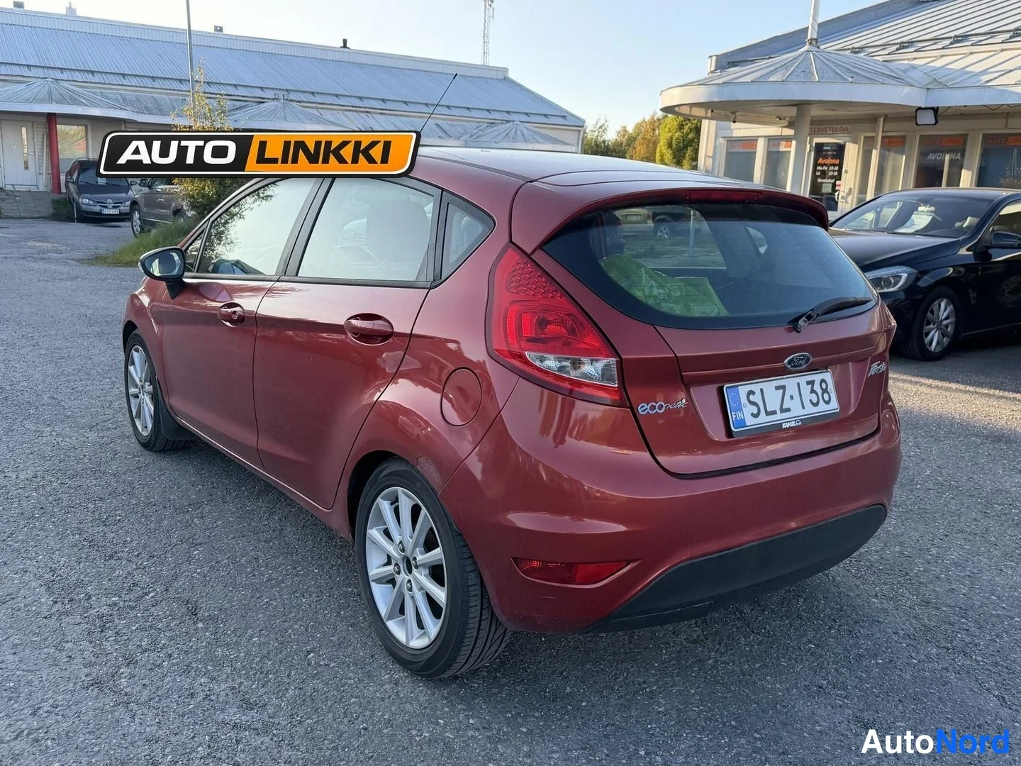 Takaviisto: Punaisen hatchbackin takaosa vasemmalta, rekisterikilpi.