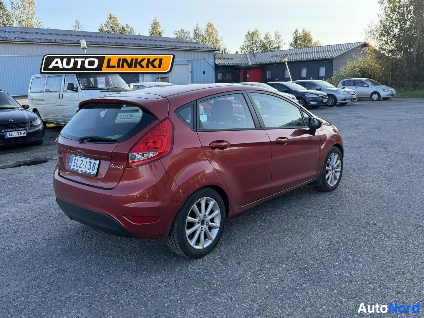 Takaviisto: Punaisen hatchbackin takaosa vasemmalta, rekisterikilpi.