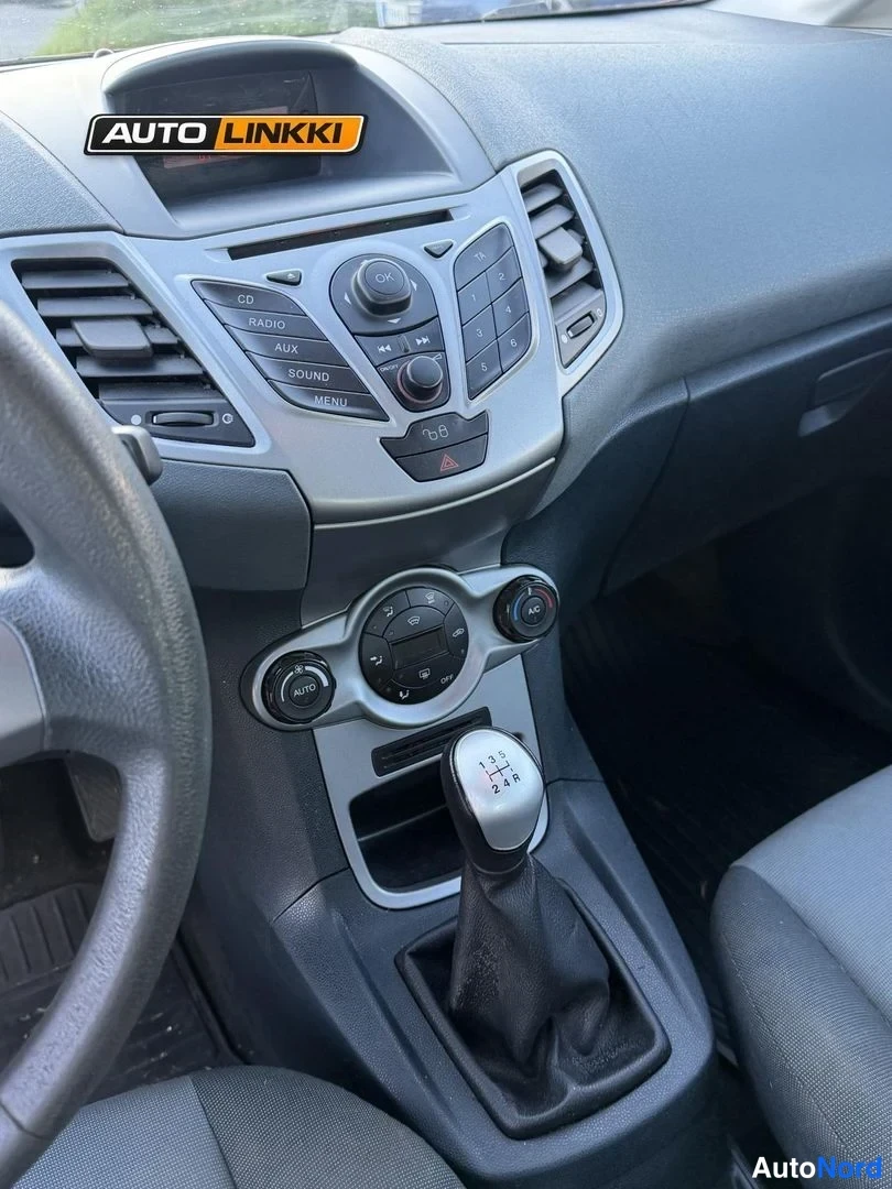Muu: Keskinstrumentit: äänentoistopaneelissa CD-, RADIO-, AUX- ja SOUND-napit, ilmastointilaitteen AUTO-näppäin, 5-vaihteinen vaihteenvalitsija.