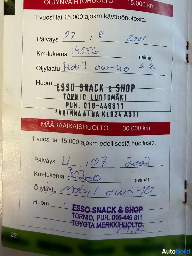 Muu: Huoltokirjan sivu, jossa kaksi käsin täytettyä huoltokohtaa: öljynvaihtohuolto 15.000 km ja määräaikaishuolto 30.000 km.