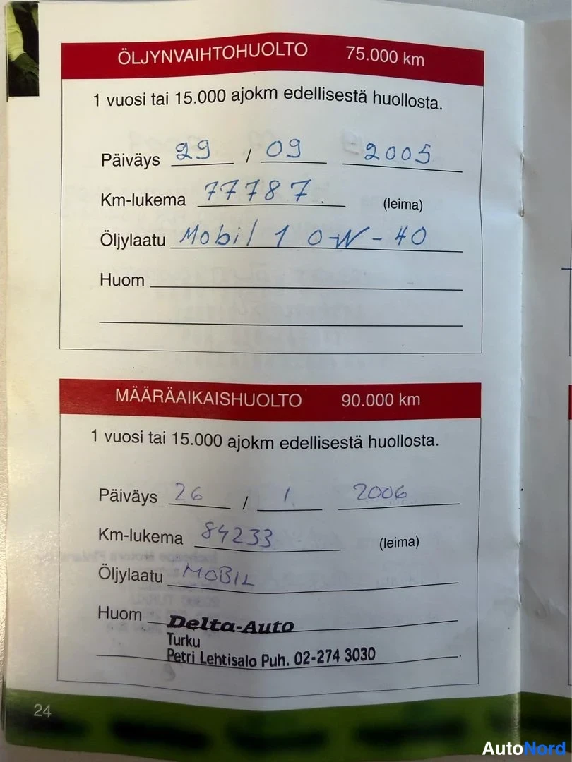 Muu: Huoltokirjan sivu, jossa kaksi käsin täytettyä huoltokohtaa: öljynvaihtohuolto 75.000 km ja määräaikaishuolto 90.000 km.