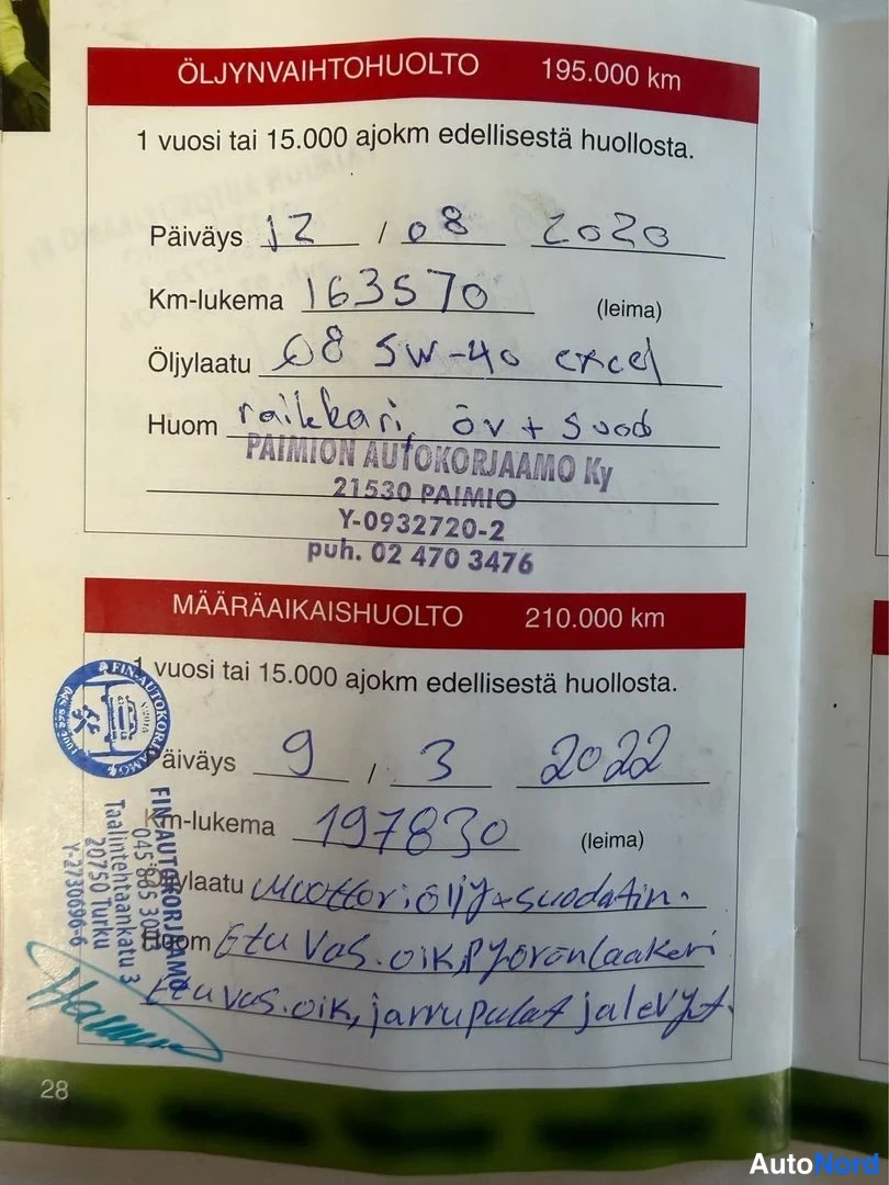 Asiakirja: Huoltokirjan sivu 28, merkinnät öljynvaihtohuollosta 195.000 km (12.8.2020, 163570 km) ja määräaikaishuollosta 210.000 km (9.3.2022, 197830 km).