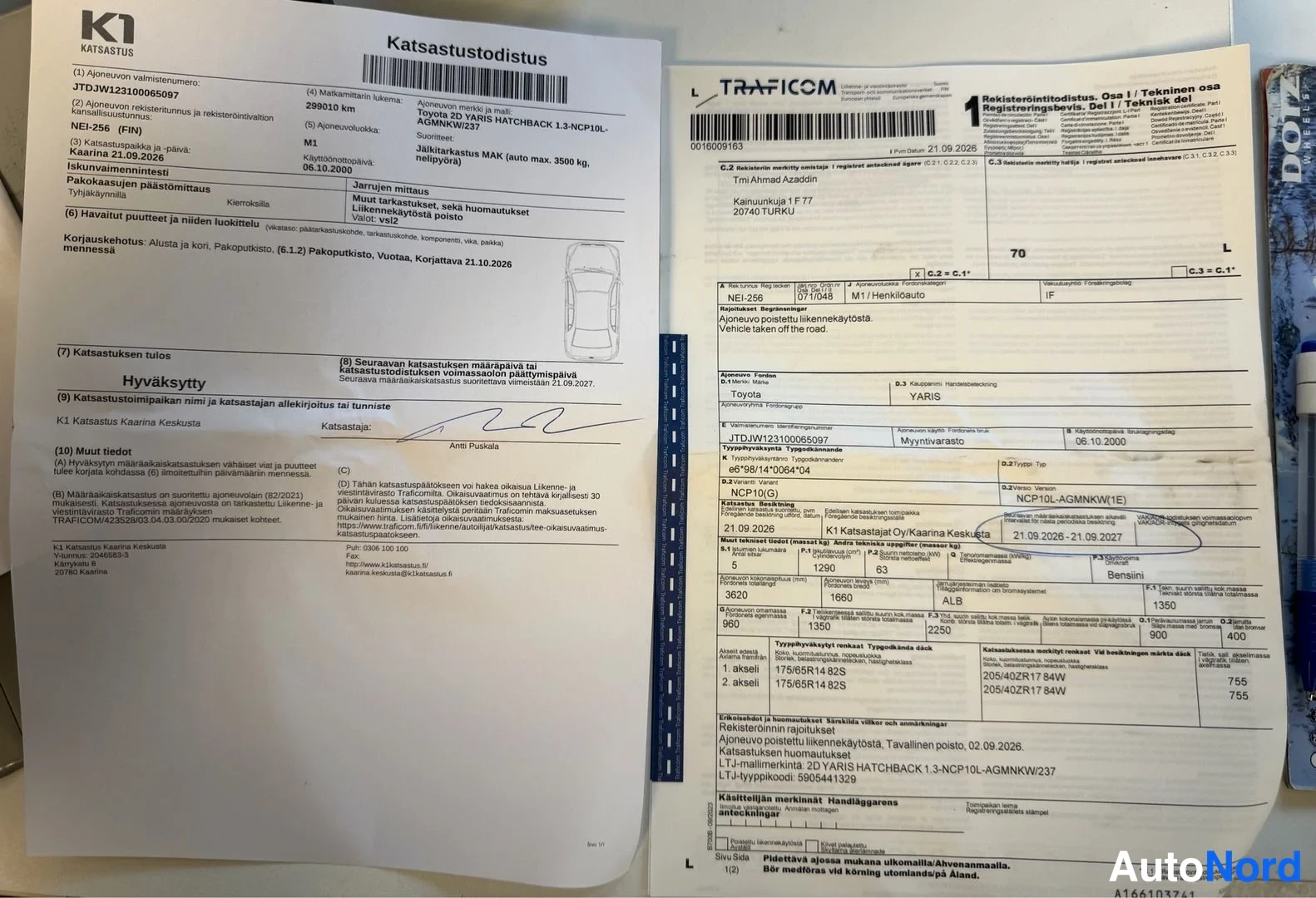 Asiakirja: Katsastustodistus ja Traficoin rekisteriote vierekkäin papereina.