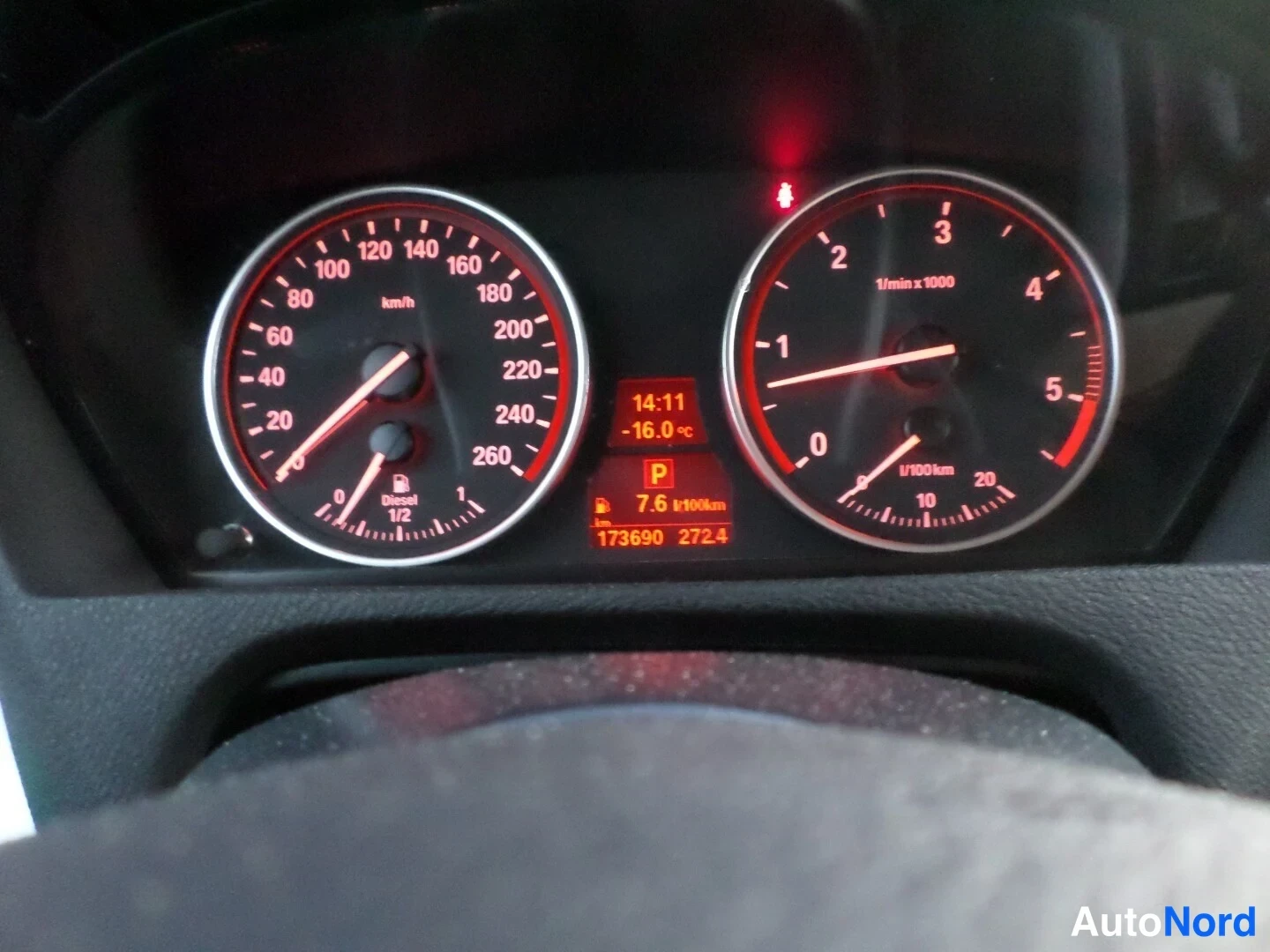 Muu: Sisäkuva: mittaristö, jossa nopeusmittari 260 km/h asti, Diesel-merkintä 1/2, kierroslukumittari ja keskellä P, 7.6 l/100km, 173690 km ja 272.4 km lukemat.