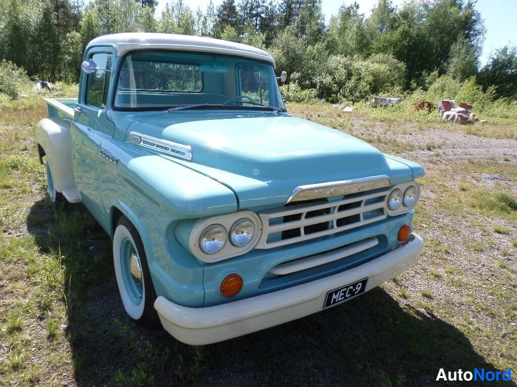 Turquoise Dodge Pickup 1959, front three-quarter, nose to the left, photo 3