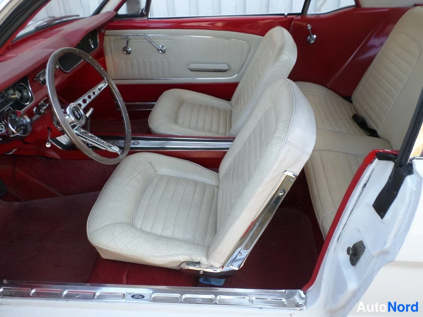 Valkoinen Ford Mustang 1965, etuistuimet, kuva 15