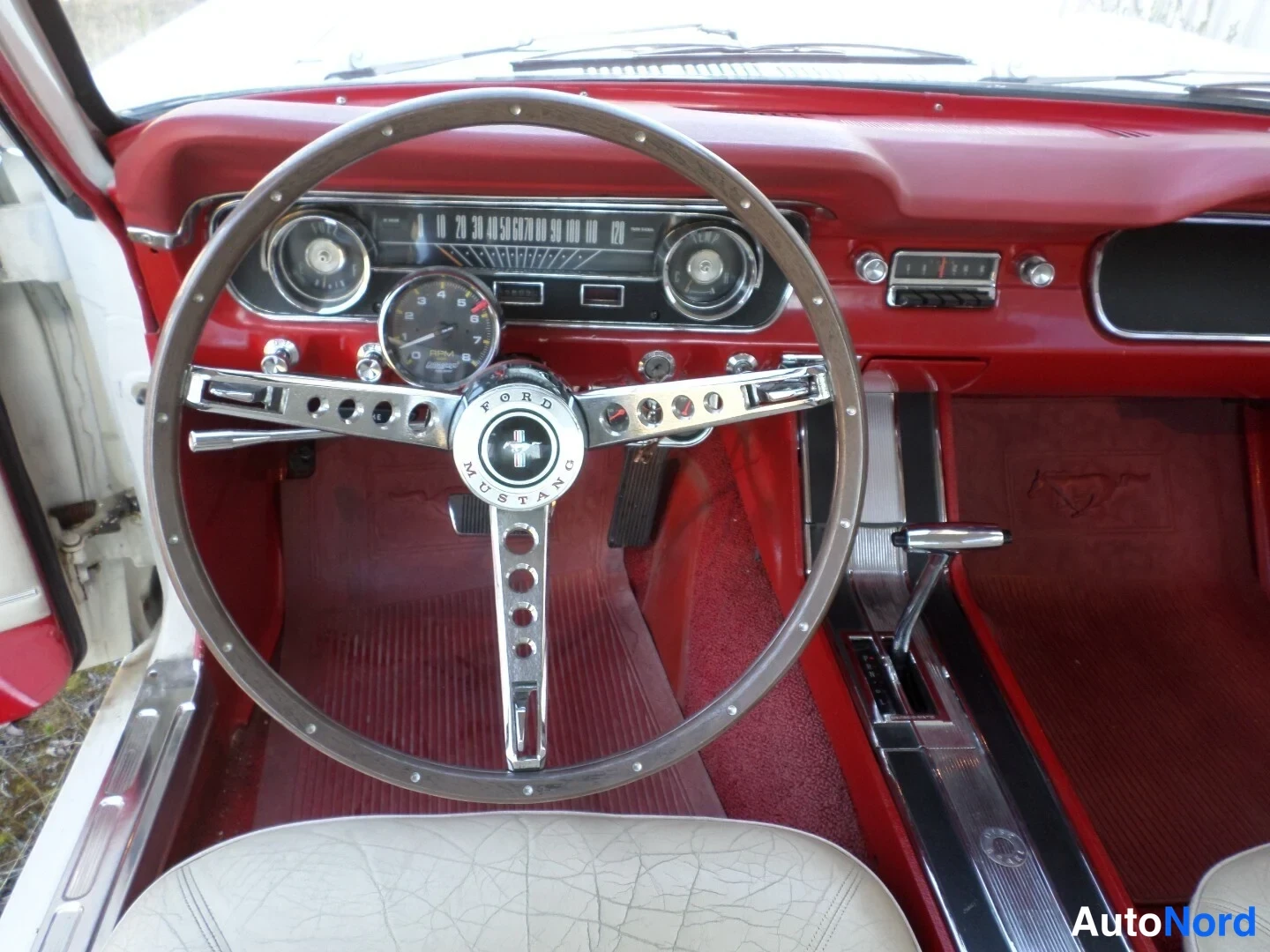 Valkoinen Ford Mustang 1965, kuva 17