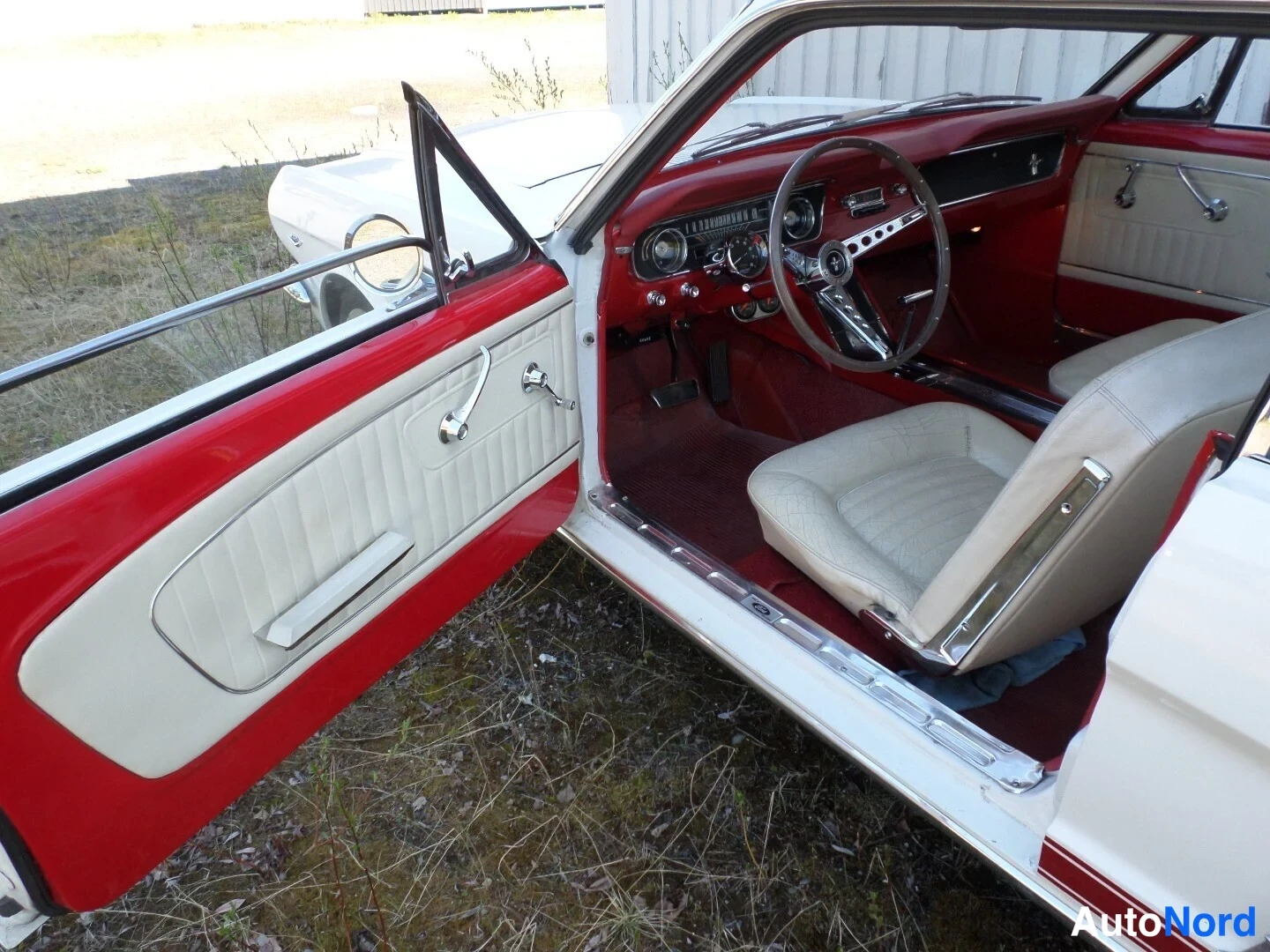 Valkoinen Ford Mustang 1965, etuviisto, keula vasemmalle, kuva 3