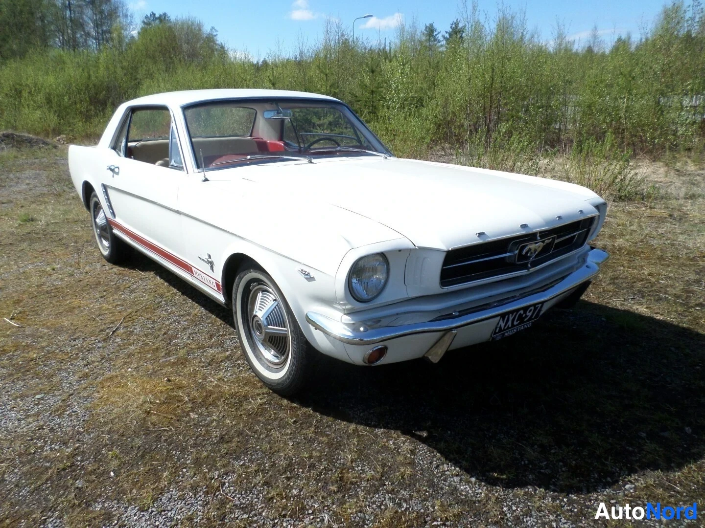 Valkoinen Ford Mustang 1965, etuviisto, keula oikealle, kuva 4