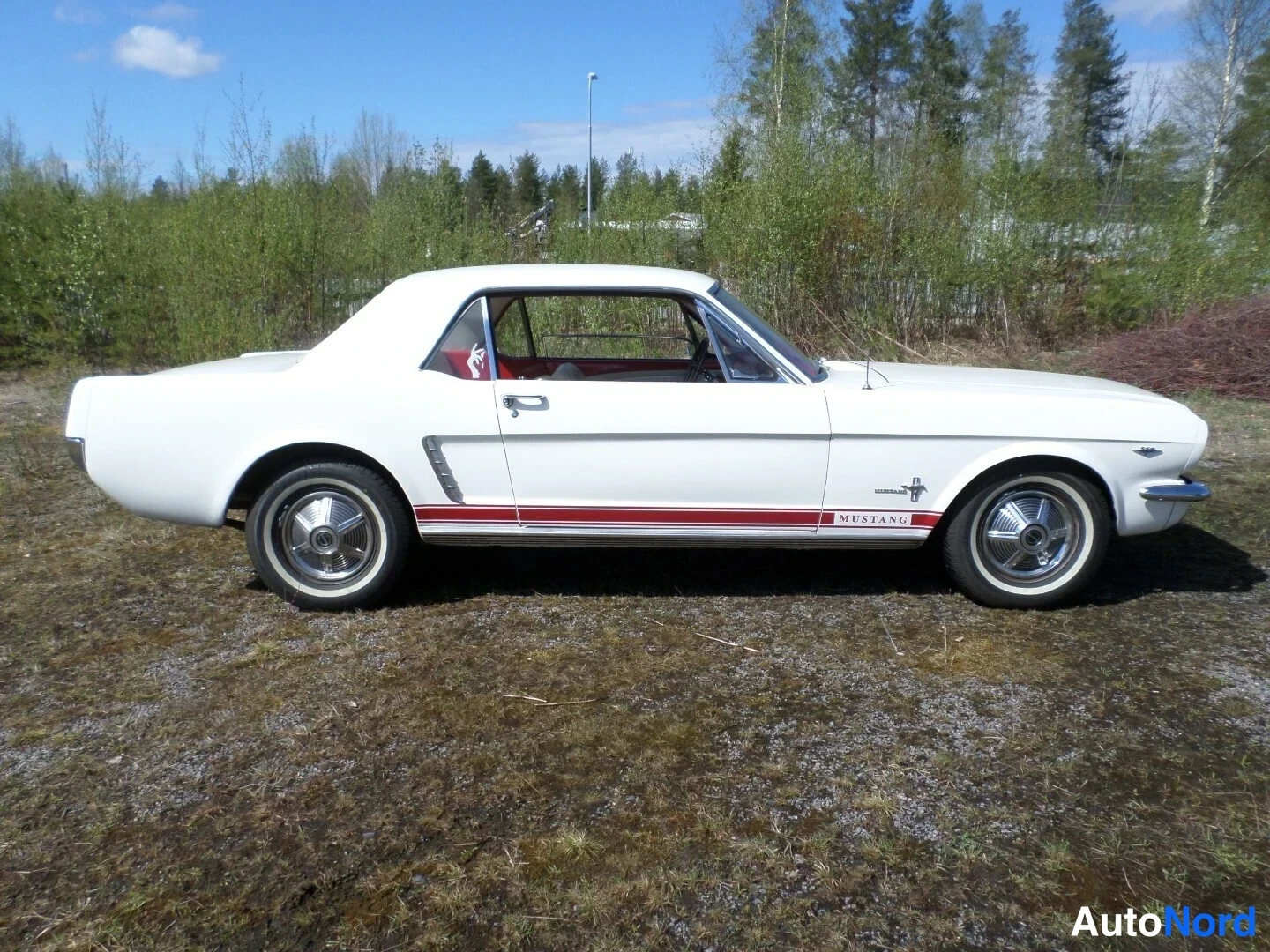Valkoinen Ford Mustang 1965, sivulta, kuva 9