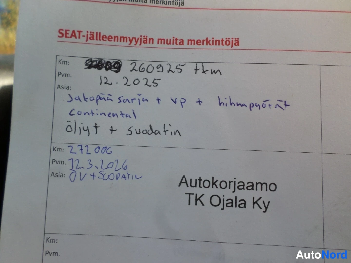 Asiakirja: Käsinkirjoitettu huoltomerkintä SEAT-jälleenmyyjän lomakkeessa: ajokilometrit 260925 (12/2025) ja 272006 (12.3.2026), huoltoja kuten jakopääsarja, hihnapyörät j