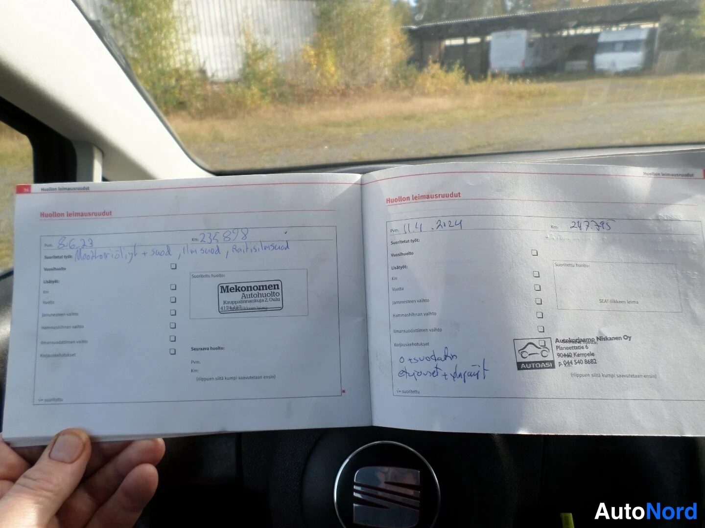 Asiakirja: Huolto-otsikolla avattu huoltokirja hallussa, siinä merkinnät 8/2023 (236898 km, Mekonomen Autouholle) ja 11/2024 (247795 km, Autokorjaamo Nikanen Oy), ohjauspy