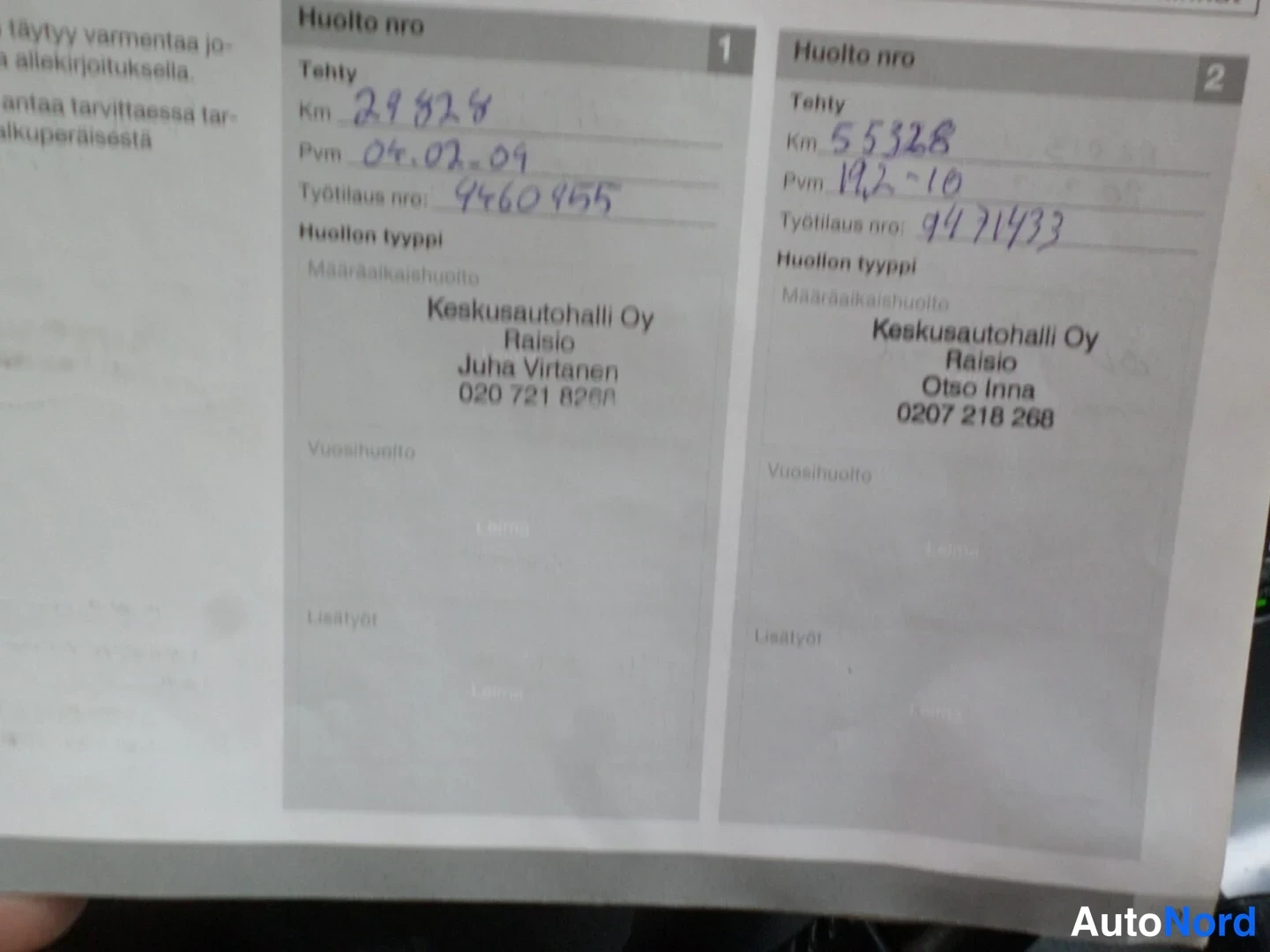 Asiakirja: Lähikuva kahdesta huoltolomakkeesta (numerot 1 ja 2), joissa on näkyvissä ajoneuvon kilometrilukema (esim. 24824 ja 55328 km), suorituspäivämäärä, työnumerot se