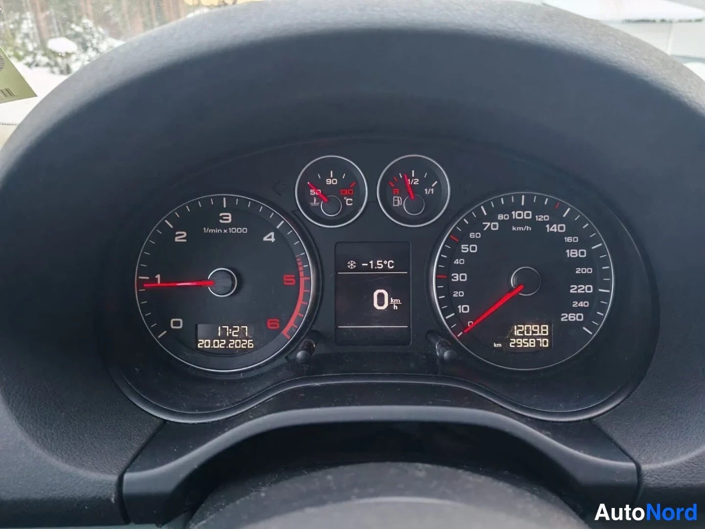 Yksityiskohta: Vetokoulu: nopeusmittari (maksimi 260 km/h), kierroslukumittari (punainen alue 5800 r/min), polttoainemittari ja lämpömittari. Mittaristo näyttää 0 km/tunnissa