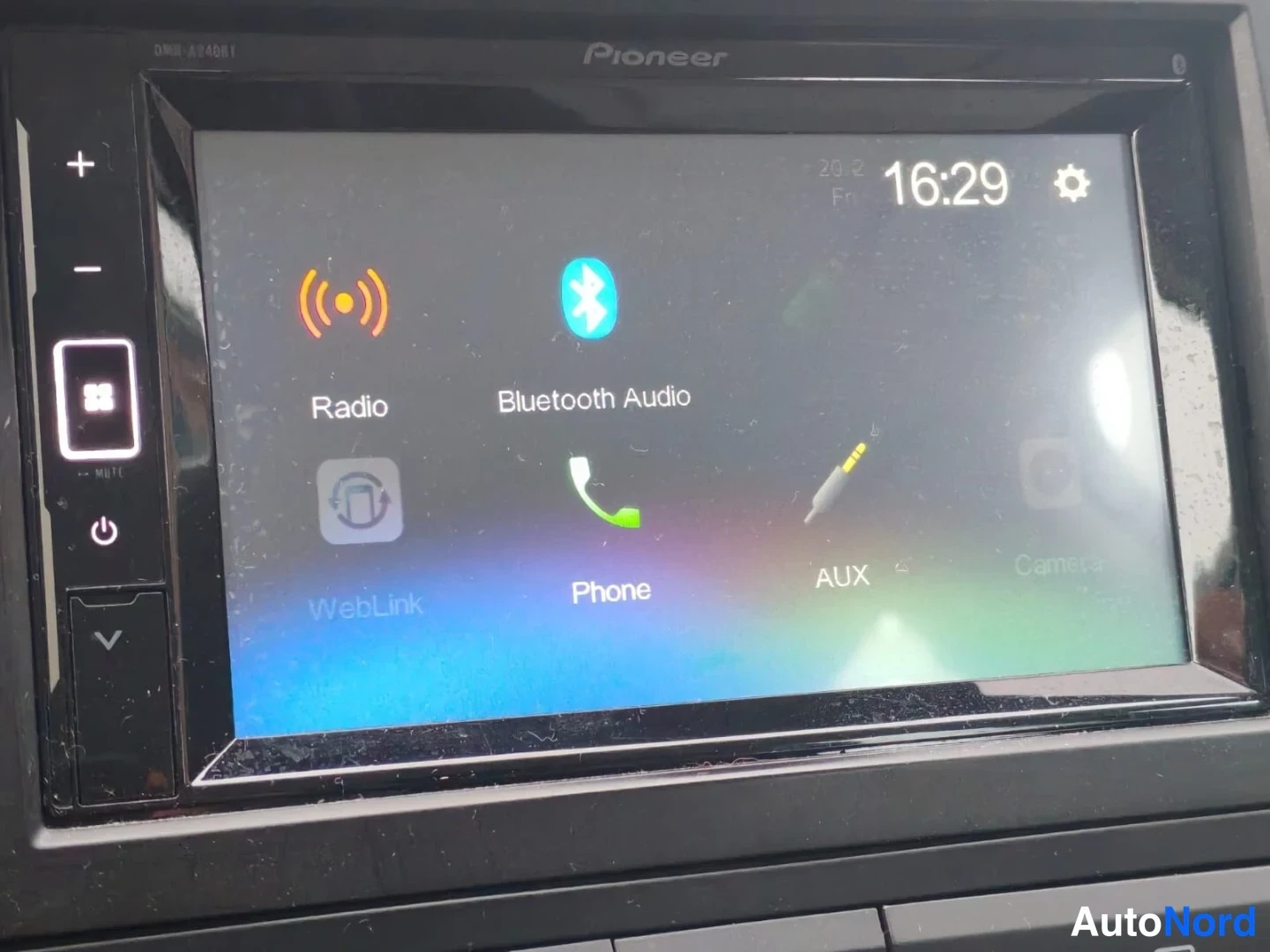 Yksityiskohta: Pioneer infotainment main menu displaying Radio, Bluetooth Audio, Phone, AUX, WebLink options.