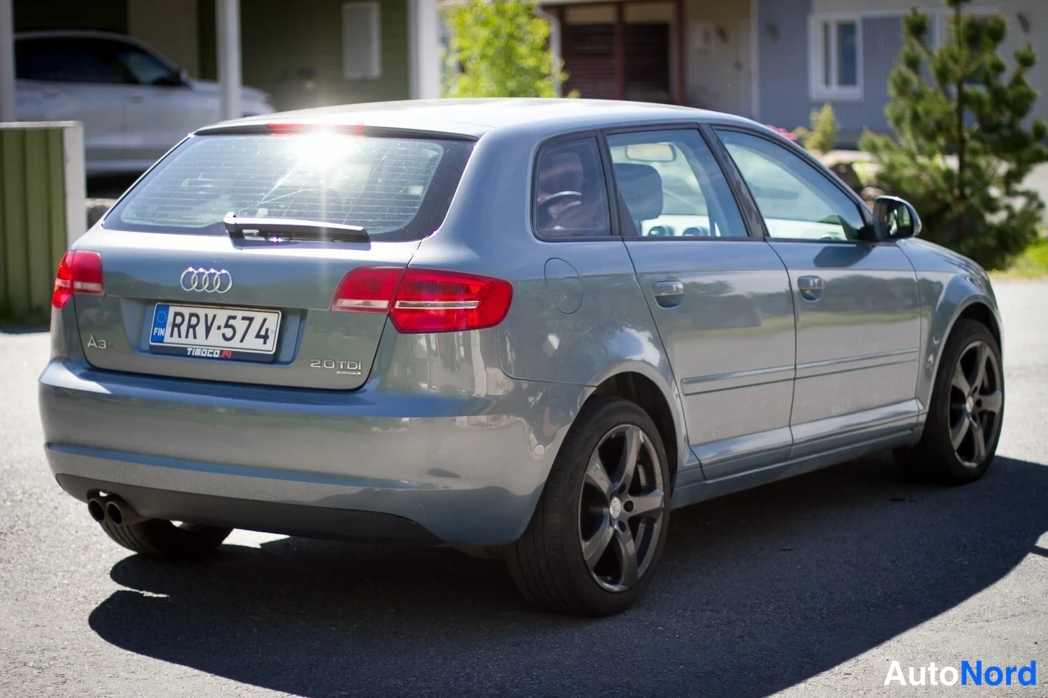 Takaviisto: Audi A3 Sportback takaviistokuvasta, perässä A3- ja 2.0TDI-merkit sekä takavalo.