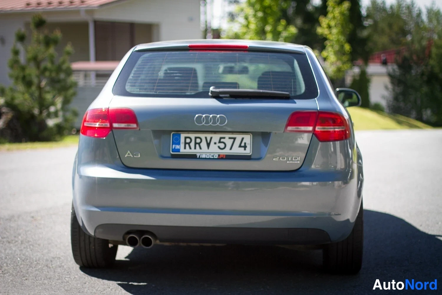 Takaa: Audi A3 Sportback suoraan takaa, perässä A3- ja 2.0TDI-merkit, kaksoispakoputki.