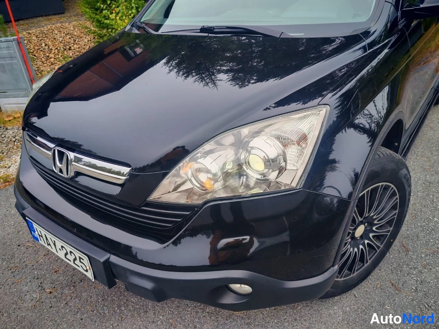 Edestä: Lähikuva mustan Honda CR-V:n etupuolesta: konepelti, etumasko ja ajovalot.