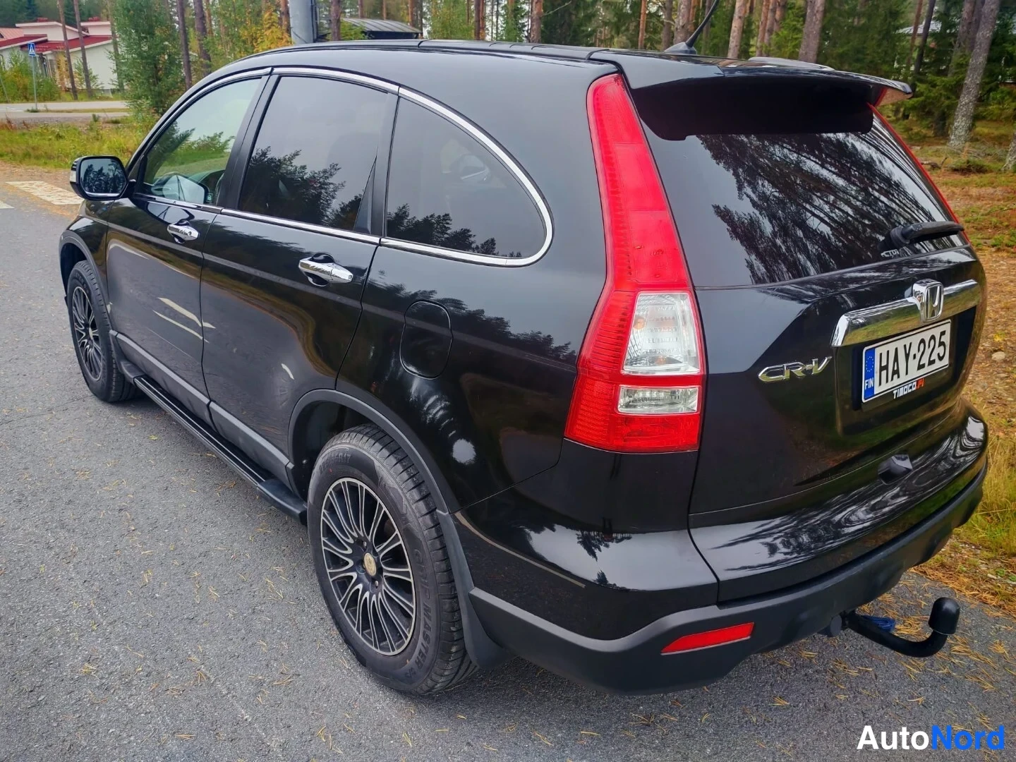 Takaviisto: Mustan Honda CR-V:n takakulmanäkymä oikealta, takavalot ja rekisterikilpi näkyvät.