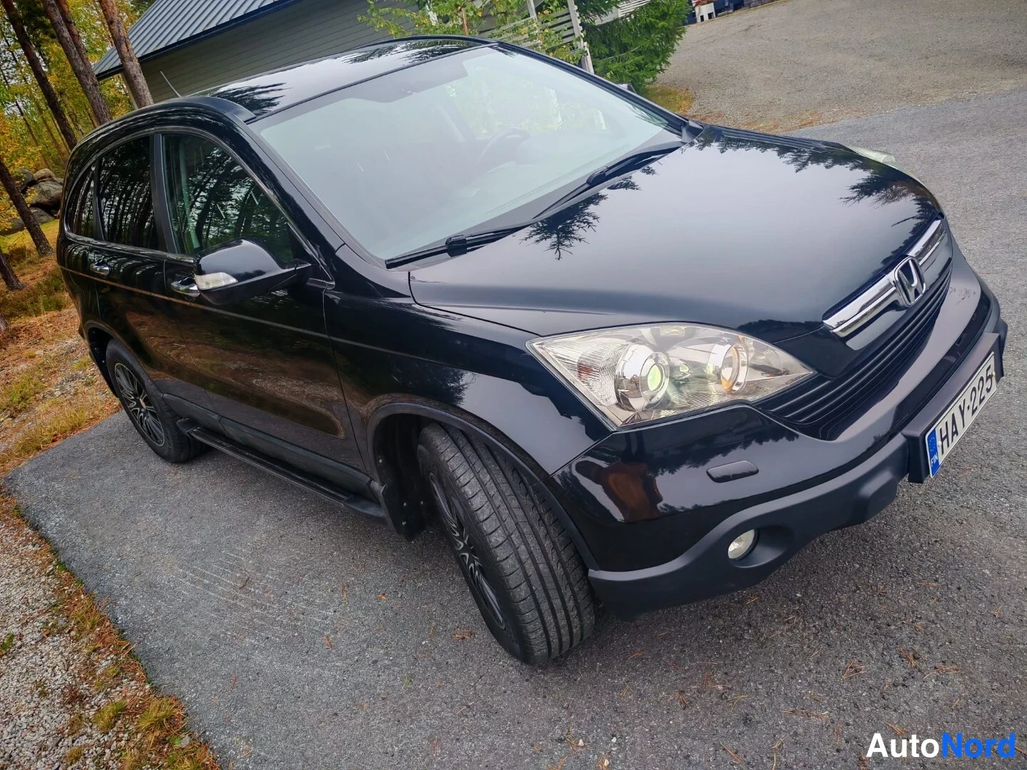 Etuviisto, nokka oikealle: Musta Honda CR-V edestä hieman vasemmalta kulmasta, valkotakainen rekisterikilpi