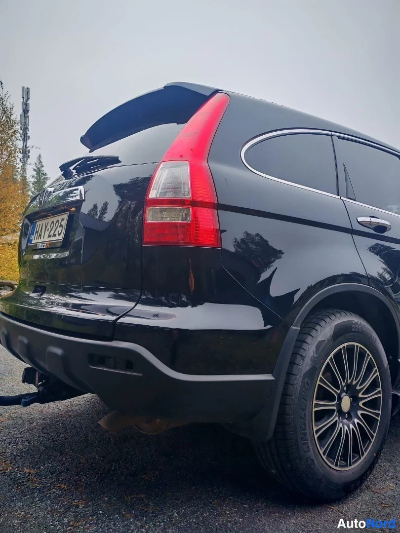 Takaviisto: Mustan Honda CR-V:n takakulma, takapuskuri ja rekisterikilpi näkyvät, vetokoukku kiinnitetty.