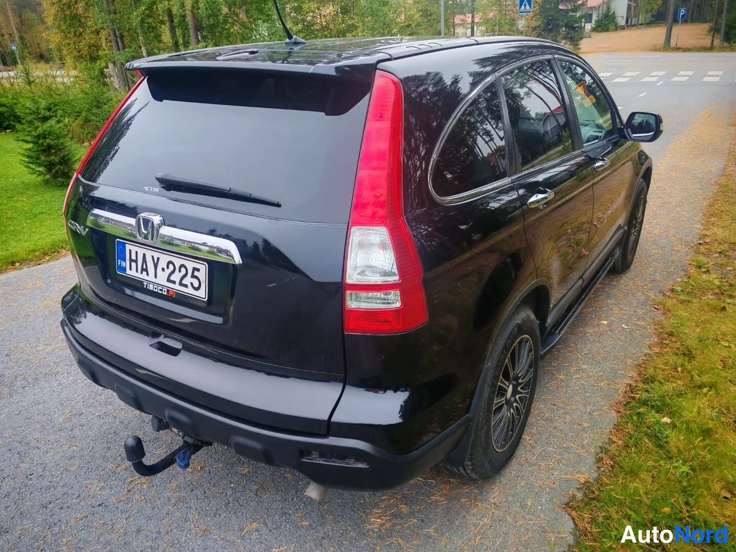 Takaviisto: Mustan Honda CR-V:n takaosa takapuskurilla, vetokoukulla ja rekisterikilvellä.
