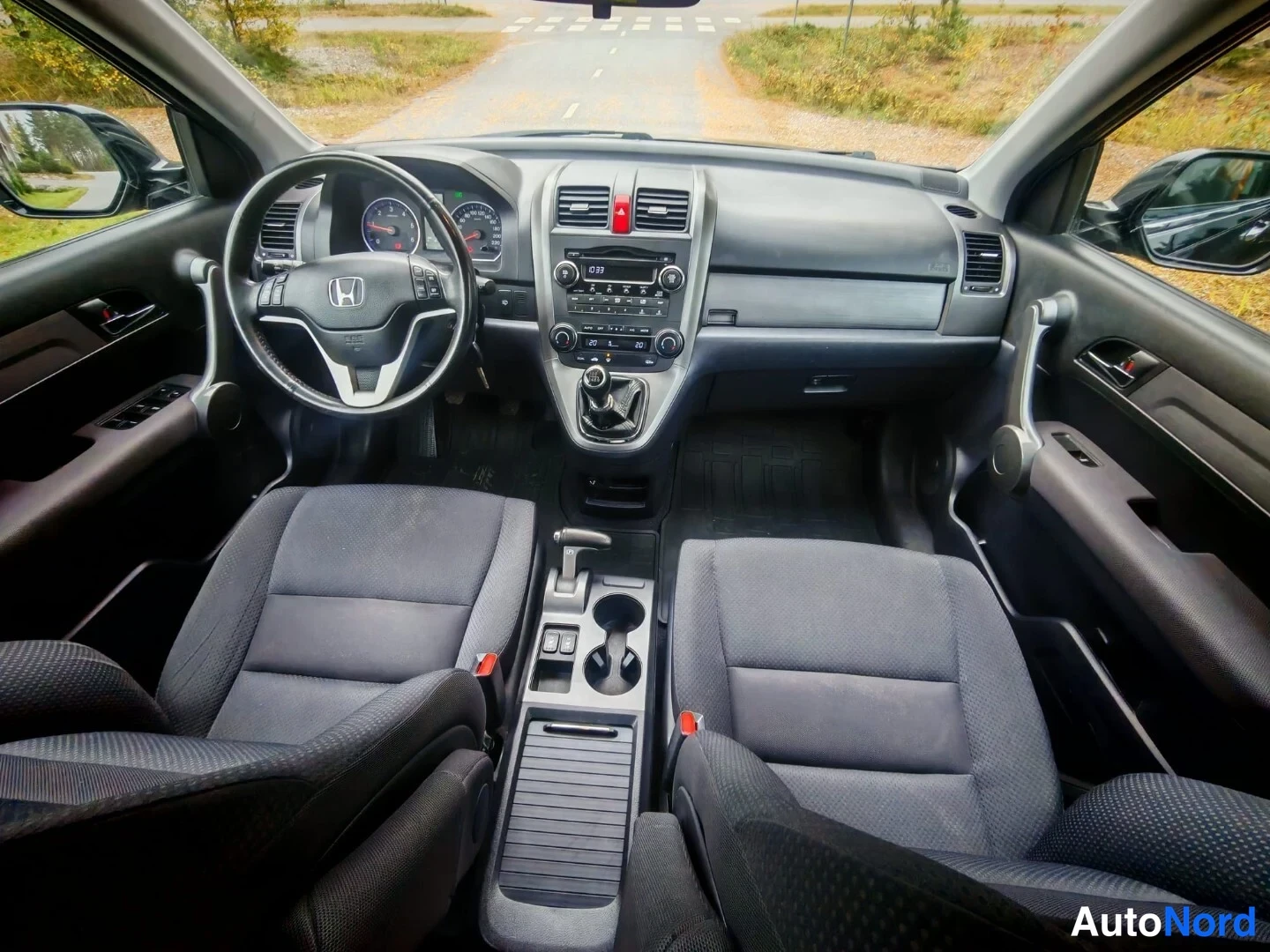 Muu: Auto pysäköity autotallissa; keulan merkki autotallin seinässä.