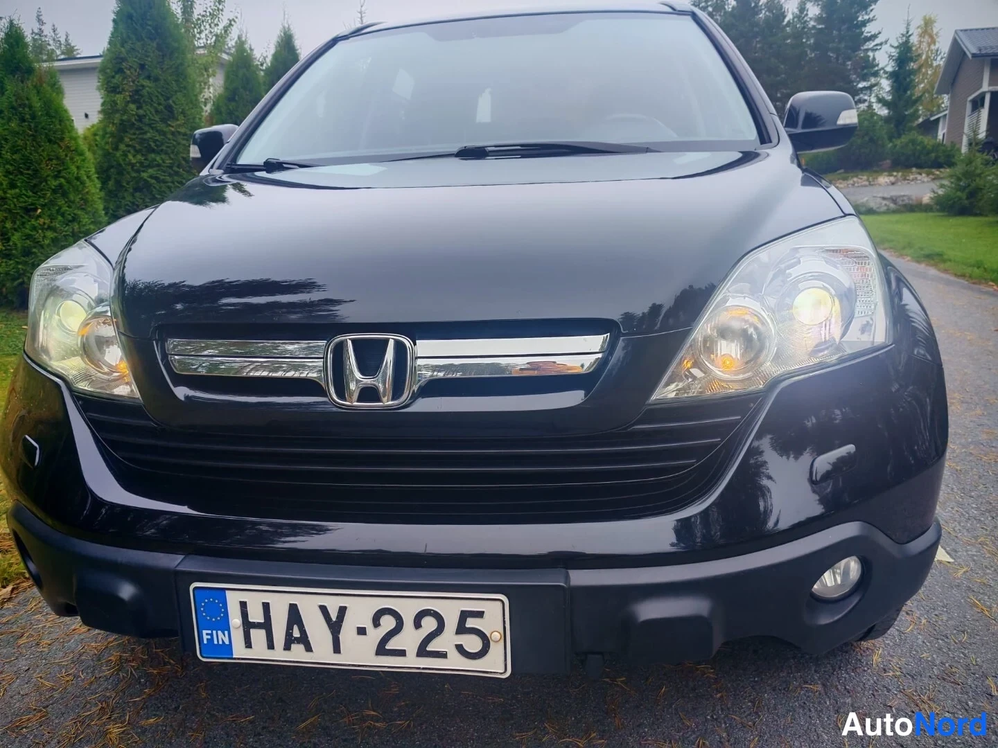 Edestä: Musta Honda CR-V suoraan edestä kuvattuna, rekisteritunnus.