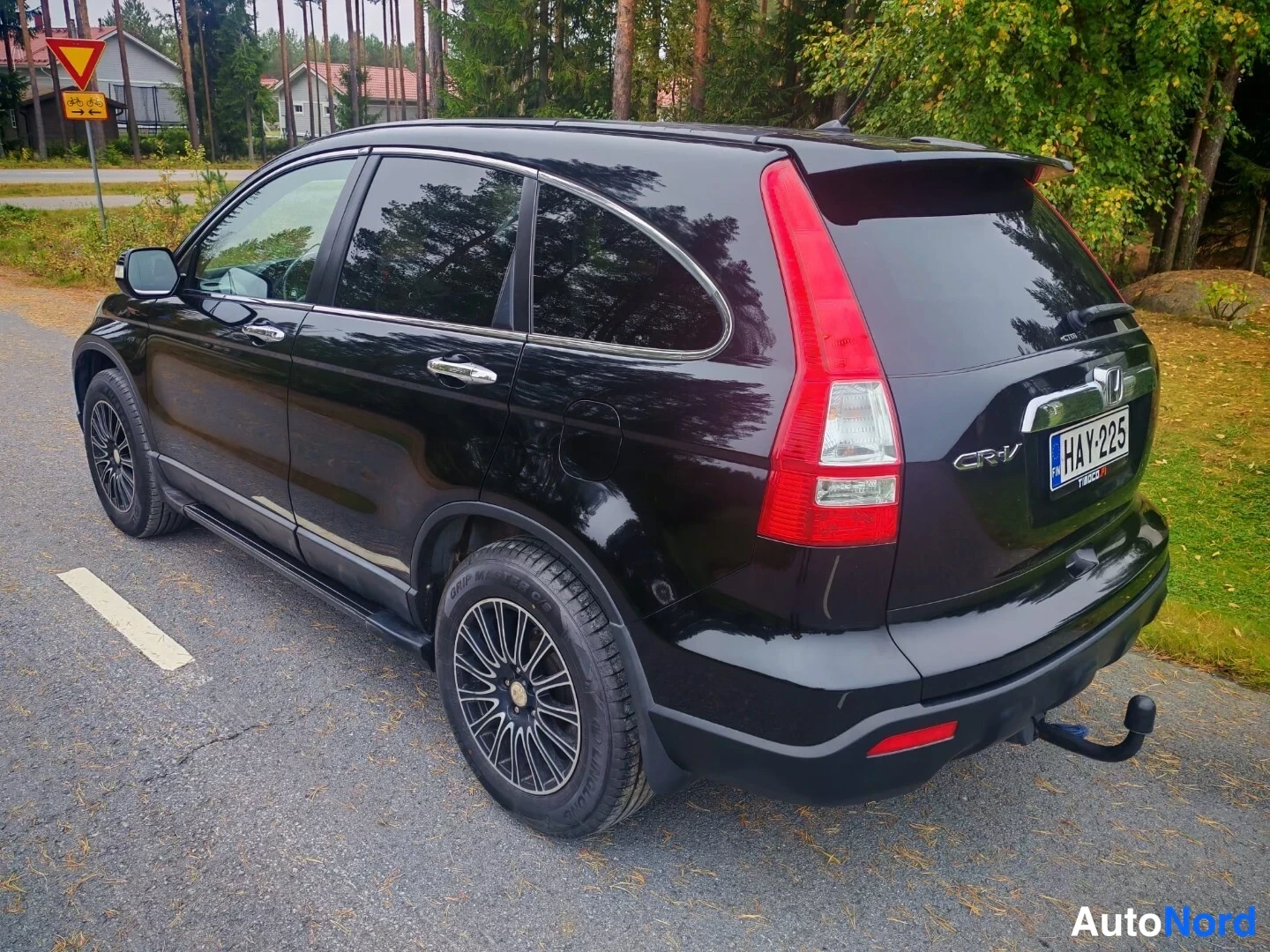 Takaviisto: Musta Honda CR-V kolmesta neljäsosasta takaa vasemmalta, rekisterikilpi, asennettu vetokoukku.