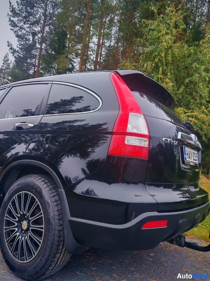 Takaviisto: Mustan Honda CR-V:n takaosa ja vasen kylki kolmeneljäsosan takakuvassa; punainen takavalaisin, CR-V-teksti, rekisterikilpi ja kevytmetallivanne näkyvät.