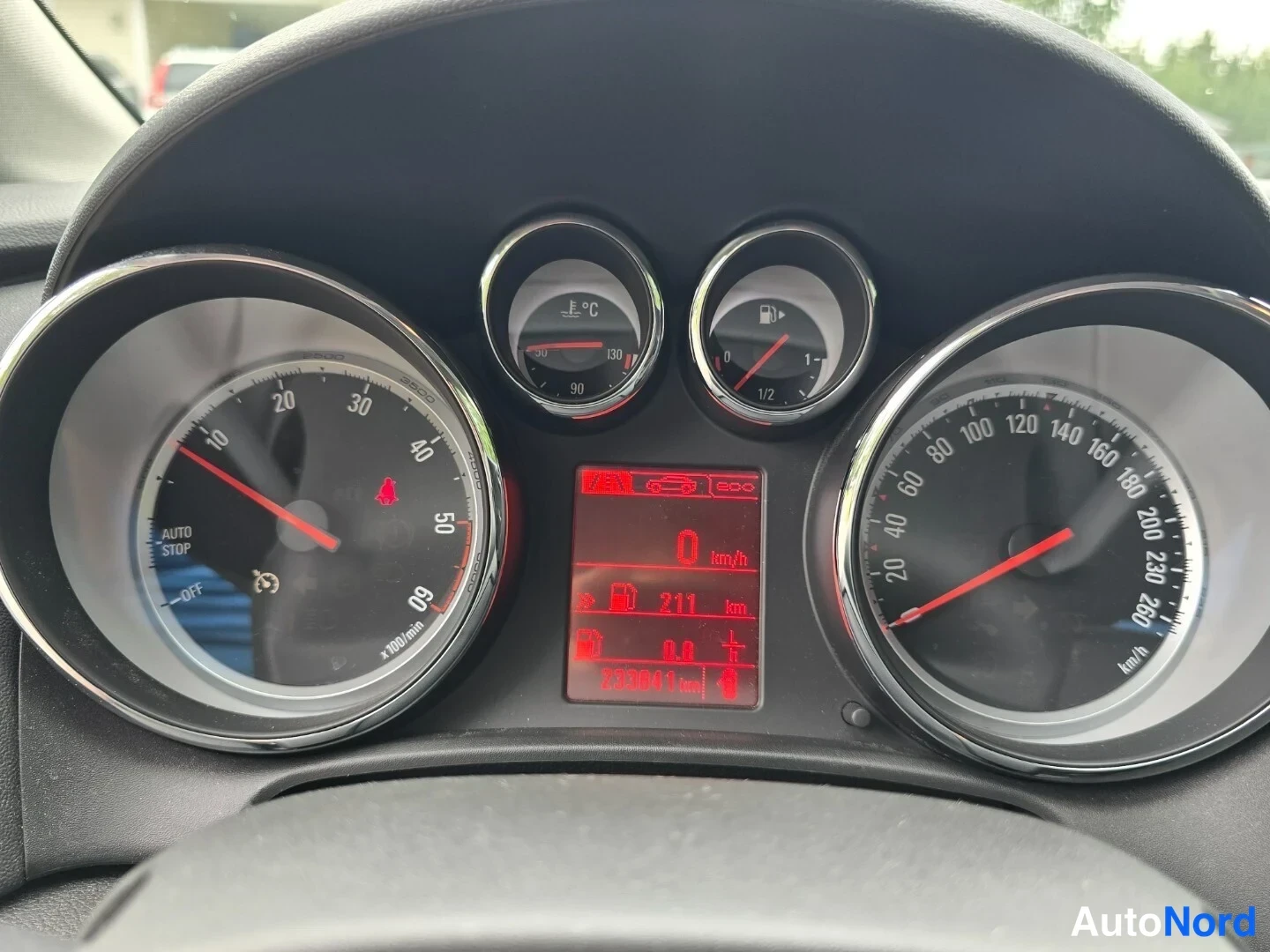 Muu: Kojelaudan mittaristo: nopeusmittari asteikolla jopa 260 km/h, kierrosmittari, polttoaine- ja lämpötilamittarit; näytössä lukema 233041 km.