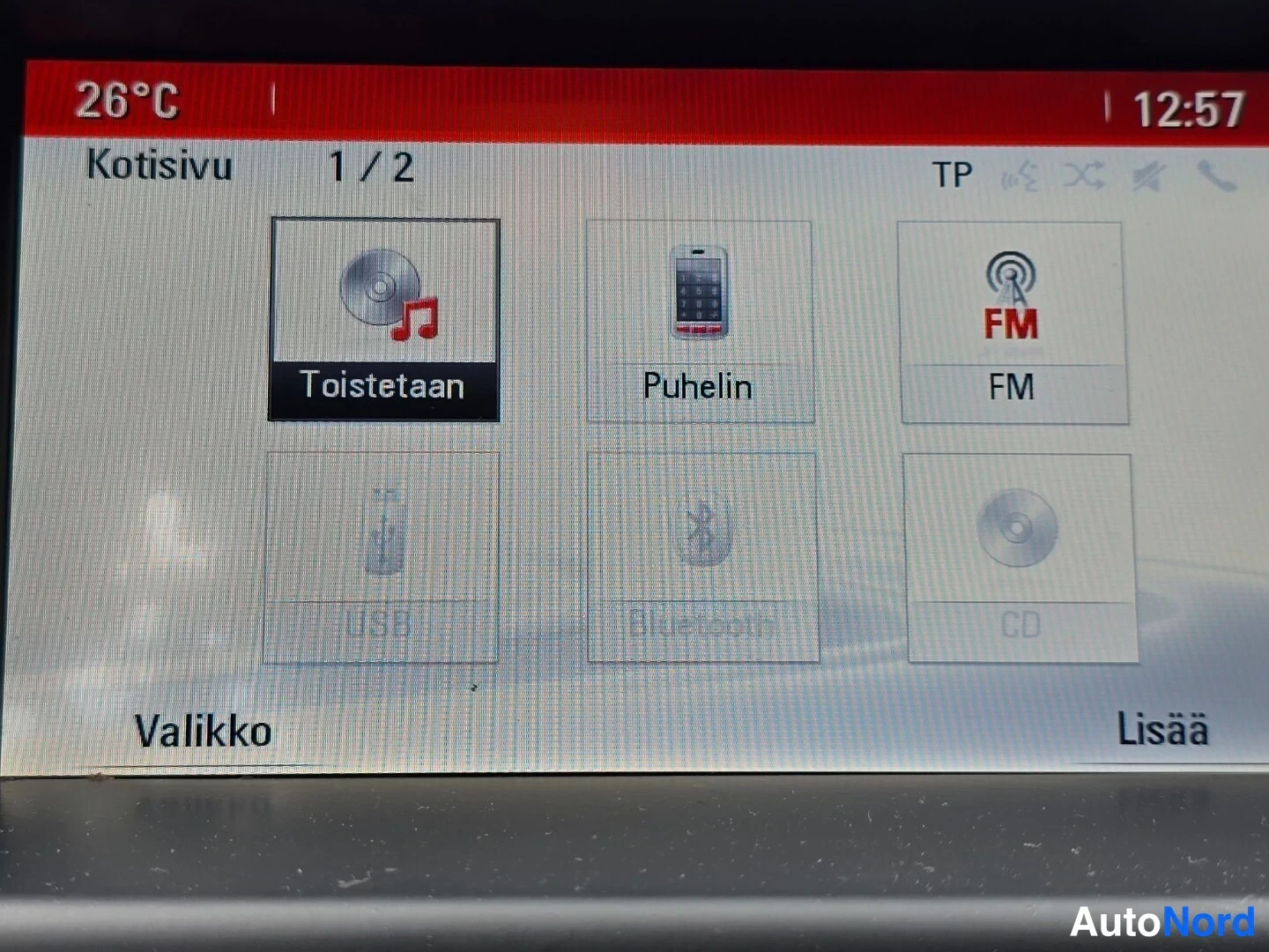 Muu: Auton multimedialaitteen kotisivuvalikko: Toistetaan, Puhelin, FM, USB, Bluetooth ja CD.