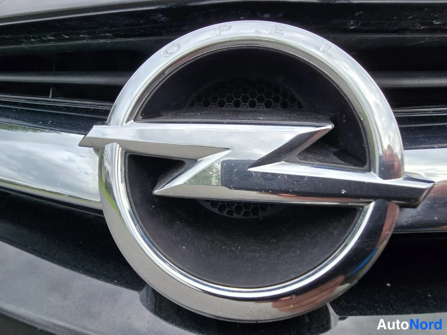 Edestä: Lähikuva Opel-merkistä jäähdyttimeä suojassa.