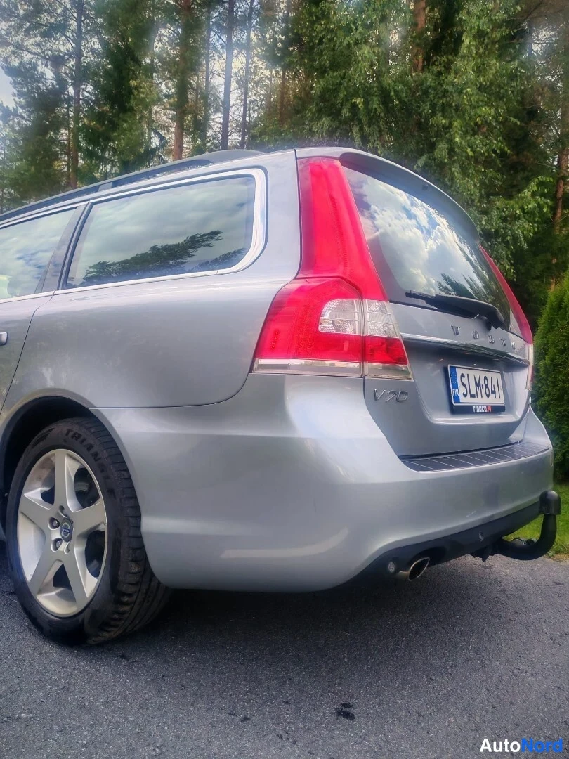 Takaviisto: Hopeanharmaa farmariauto takaa kuvattuna, takavalo ja rekisterikilpi näkyvät.