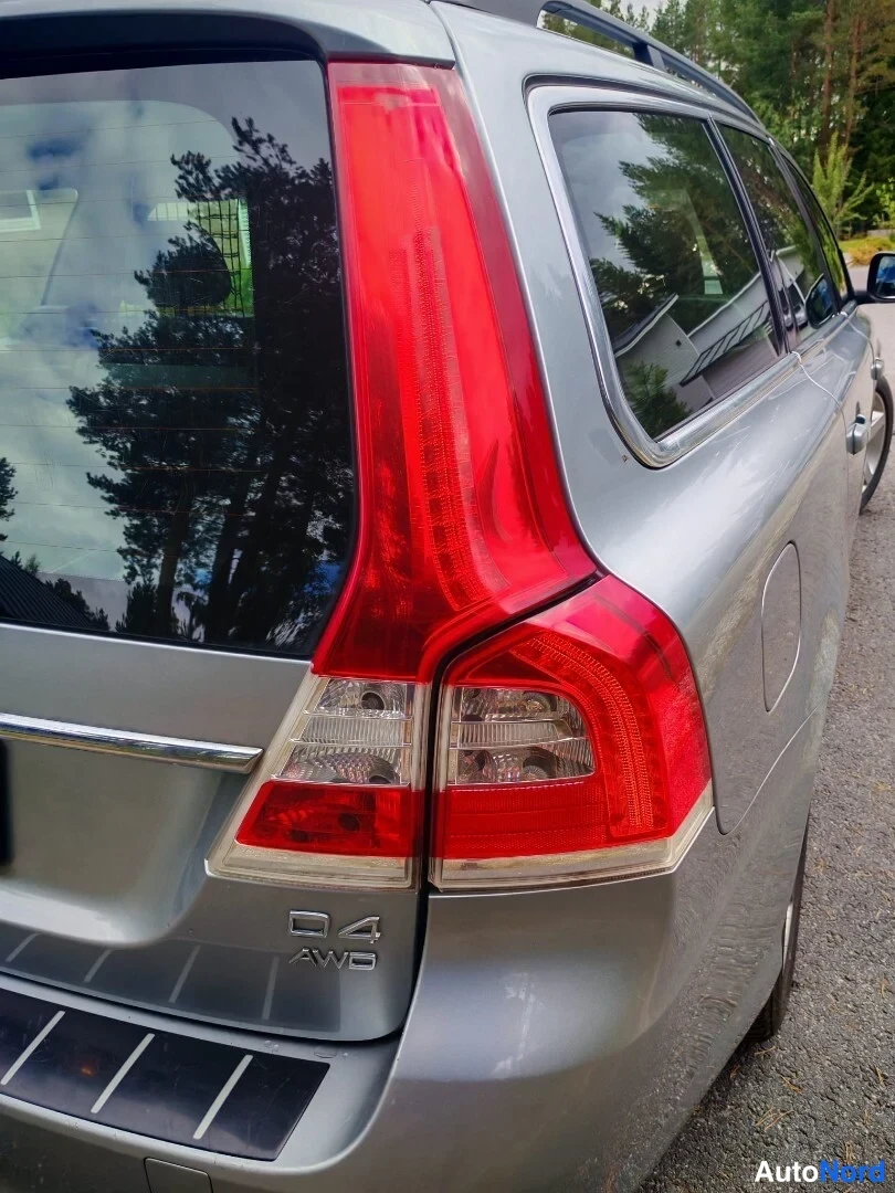 Takaviisto: Takaosaan ja oikeaan kylkeen kohdistuva taka-kolmestevasi kuanva: takavalot ja D4 AWD-embleema näkviät, hopea maali.