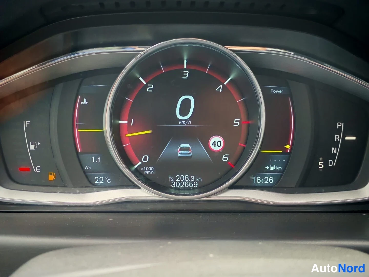 Muu: Volvo V70:n mittaristo: matkamittari 302659 km, nopeus 0 km/h, polttoaine lähes täynnä, ulkolämpötila 22 °C, vaihde P, kello 16:26.