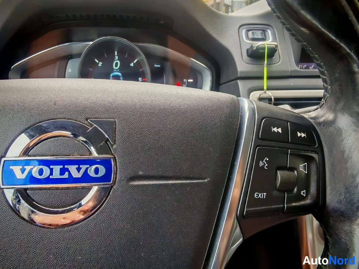 Muu: Volvo-ohjauspyörän oikea pöydällinen äänentoiston ja puhelun painikkeilla (EXIT), taustalla mittaristo ja käynnistyspainike.