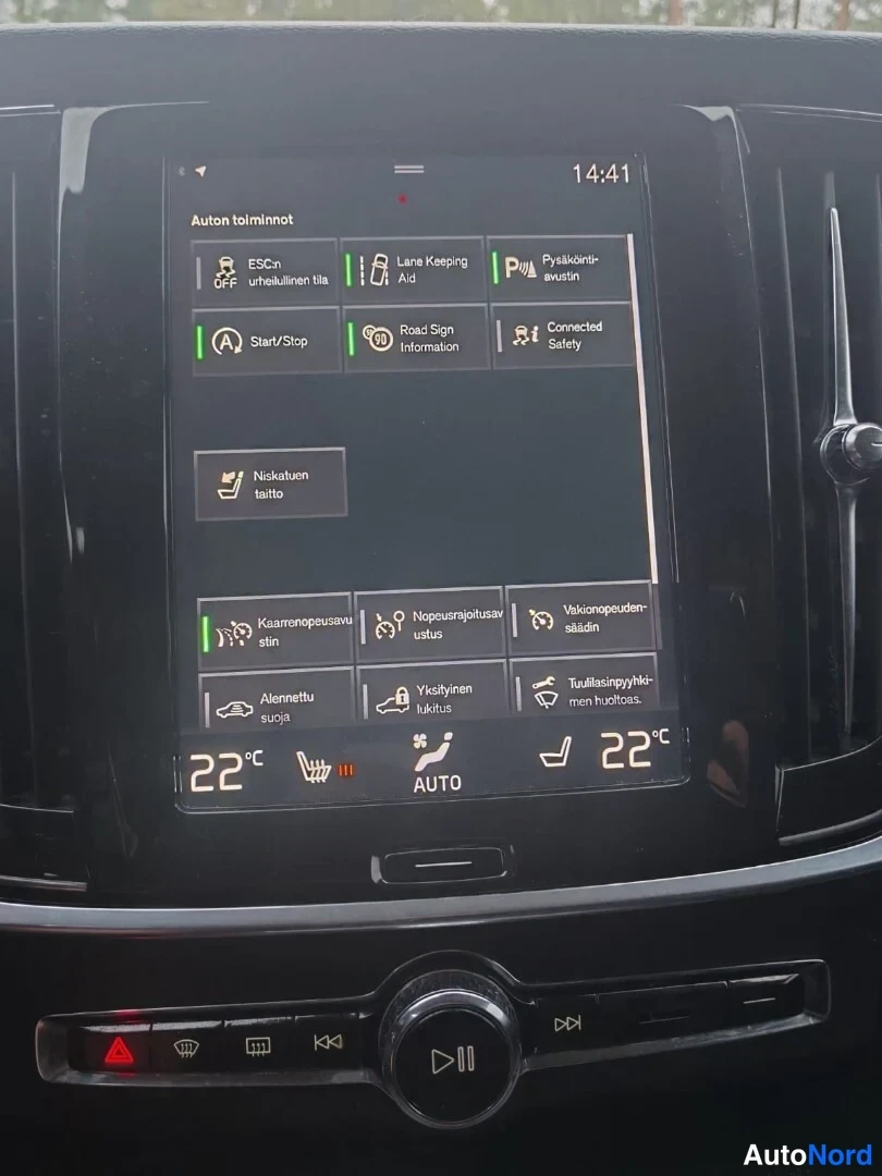 Muu: Kosketusnäyttö, joka näyttää auton toimintovalikkoa. Näkyvissä ovat ESC Off, Lane Keeping Aid, Pysäköintiavustin, Start/Stop, Road Sign Information, Connected S