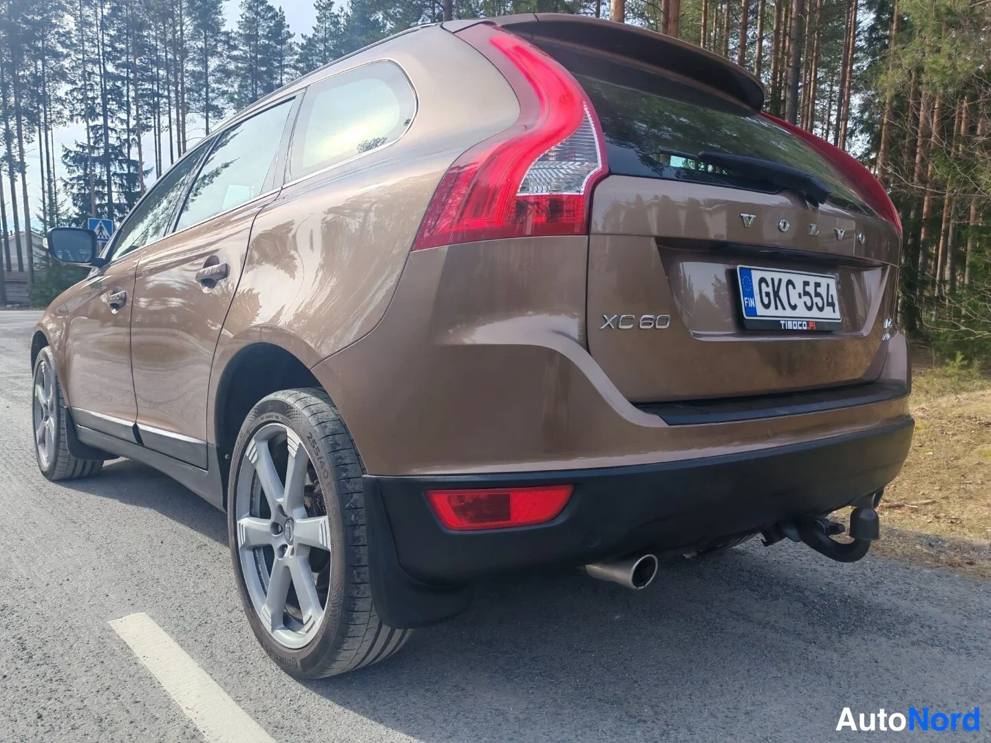 Takaviisto: Volvo XC60:n takaosa ja kylki, XC 60 -teksti ja rekisterikilpi.