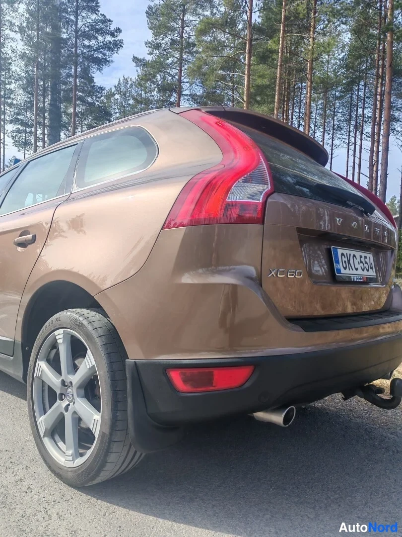 Takaviisto: Volvo XC60:n takakulma lähikuvassa, XC 60 -merkintä ja rekisterikilpi.