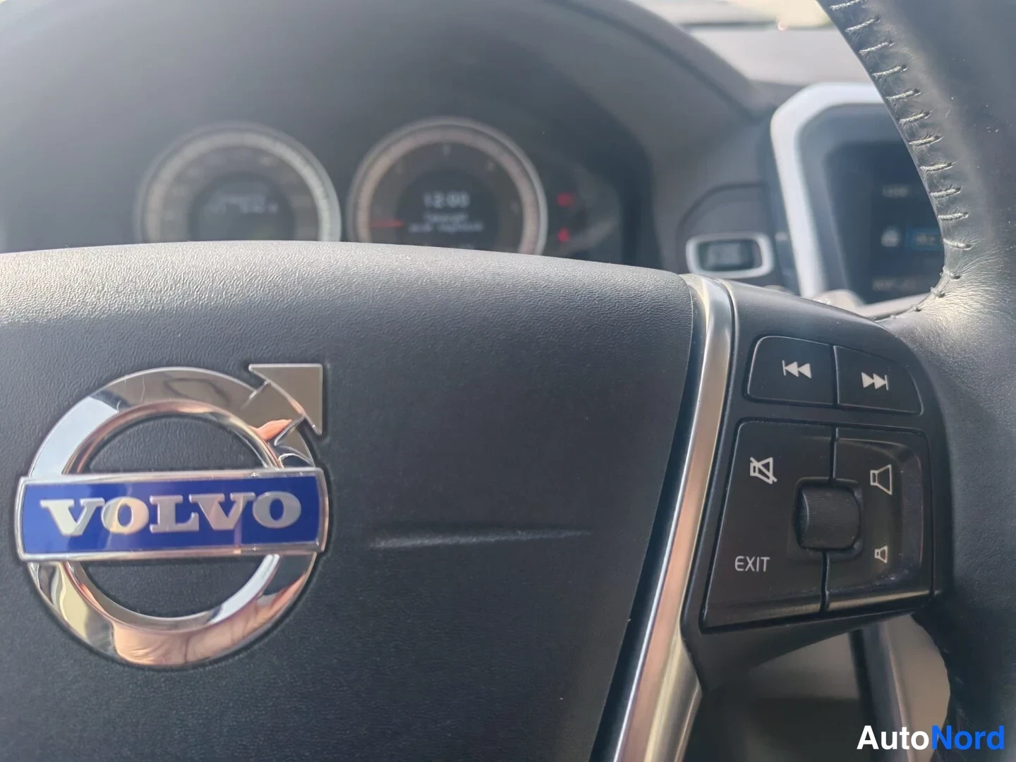 Muu: Volvo-ohjaustehostin: mittaristo ja VOLVO-merkki ohjauspyörässä, oikealla pyörän multifyhtiönapit