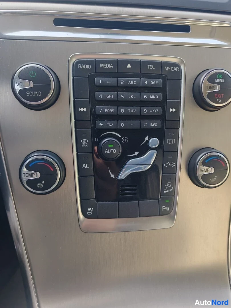 Muu: Volvo XC60:n keskikonsolin paneeli lähikuvassa: RADIO, MEDIA, TEL ja MY CAR -napit, numeronäppäimistö, AUTO-ilmastointi, TEMP ja SOUND-säätimet