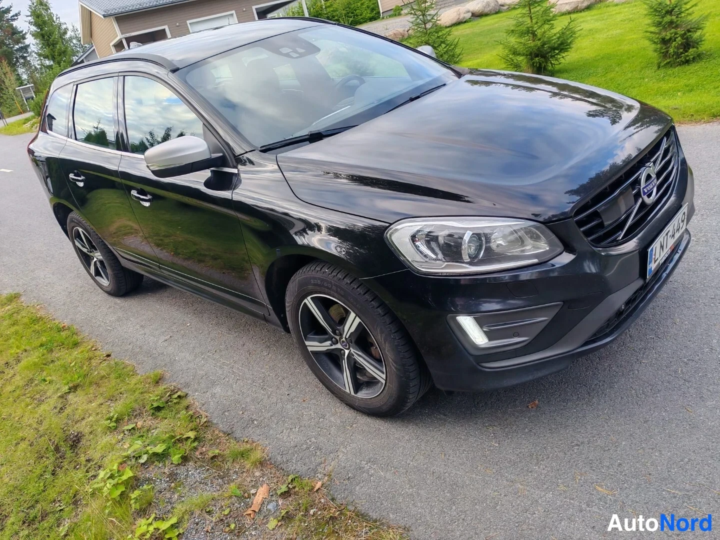 Etuviisto, nokka oikealle: Musta Volvo XC60 -katto ja edessä olevat valot. Kuva on otettu etupään vasemmanpuoleiselta kulmalta.